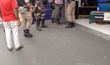 ESTACIONAMENTO IRREGULAR - Homem é preso por desacato após ter carro removido