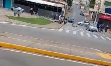 ACIDENTE 2 - Carro e moto colidem no bairro Pio XII