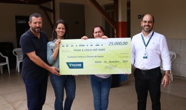 SOLIDARIEDADE - A Casa Nômade e Sicoob doa recursos ao Asilo