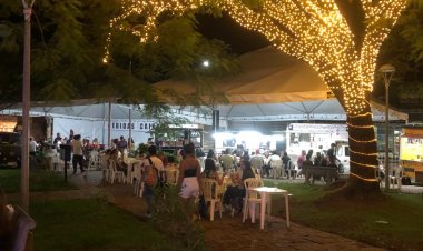 COMÉRCIO TEMPORÁRIO  - Barracas e food trucks na Praça da Matriz dividem opiniões