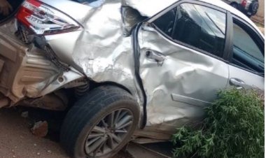 Carro bate em carreta na Rua Vasco Mendes
