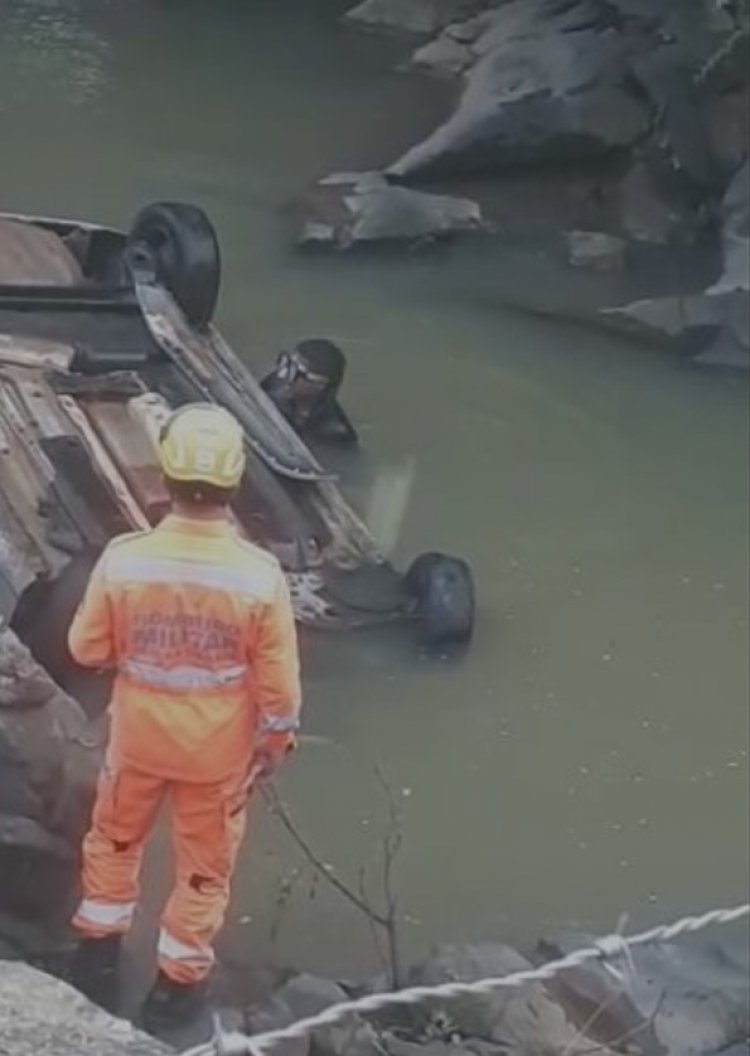 ACIDENTE 1 - Carro sai da pista  e cai no “poção”