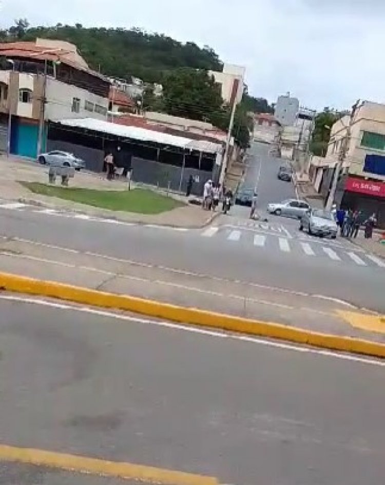 ACIDENTE 2 - Carro e moto colidem no bairro Pio XII