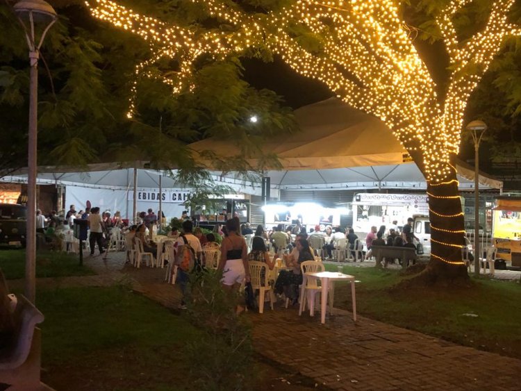 COMÉRCIO TEMPORÁRIO  - Barracas e food trucks na Praça da Matriz dividem opiniões