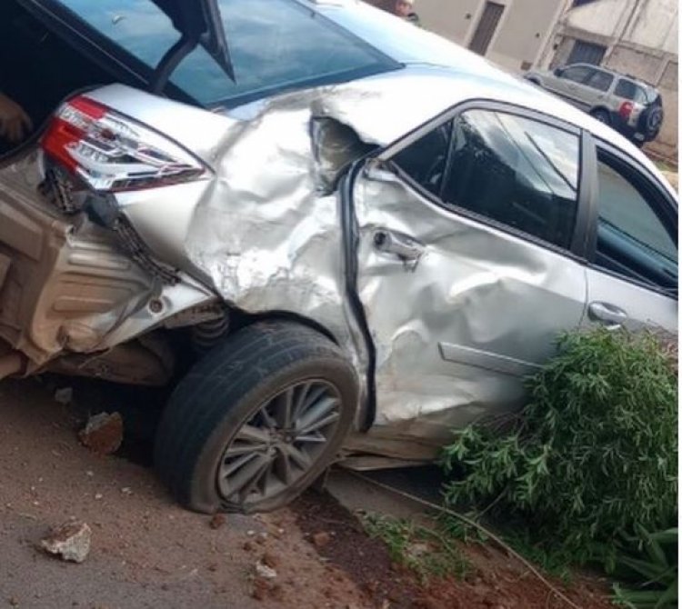 Carro bate em carreta na Rua Vasco Mendes