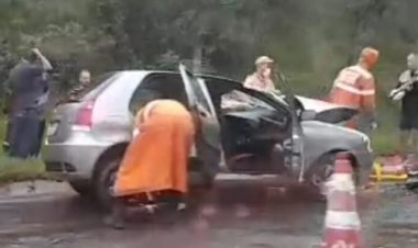 Carro bate de frente com micro-ônibus na MG-050