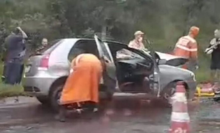 Carro bate de frente com micro-ônibus na MG-050