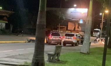 APREENSÃO DE MOTO I - Tenta fugir da polícia e bate em viatura policial