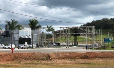 PREPARANDO PARA A FOLIA - Estrutura já está sendo montada no Boulevard Lago Sul