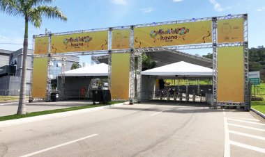 TUDO PRONTO... - A estrutura do Boulevard não permite a passagem  de trios elétricos e desfile vai ser ao contrário