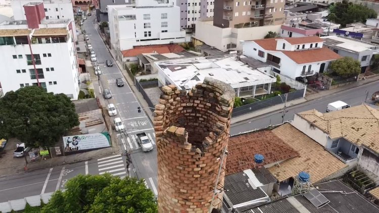 ‘Chaminé da fábrica’ será desmontada no centro de Itaúna