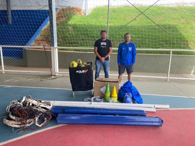 DOAÇÃO - Entidades recebem  material esportivo