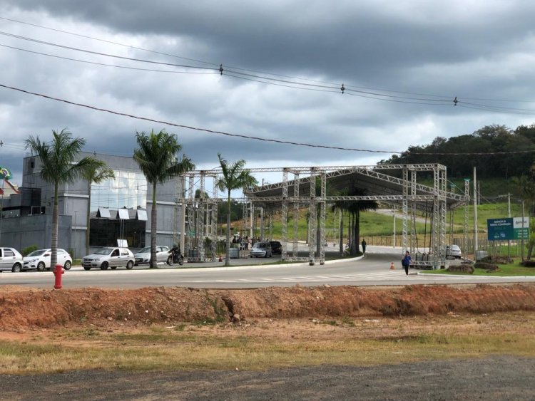 PREPARANDO PARA A FOLIA - Estrutura já está sendo montada no Boulevard Lago Sul