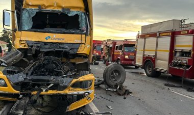 Acidente com carreta e caminhão causa uma morte na MG-050 em Mateus leme