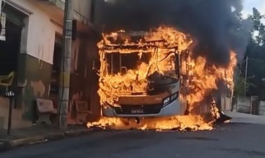 Ônibus é incendiado nesta manhã no Morada Nova
