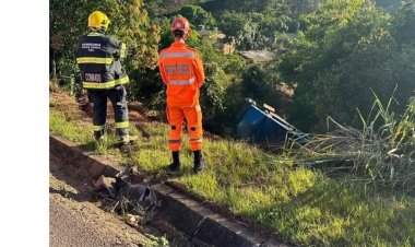 Micro-ônibus de Itaúna cai em barranco em Francelinos, distrito de Juatuba