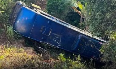 Micro-ônibus de Itaúna cai em barranco em Juatuba