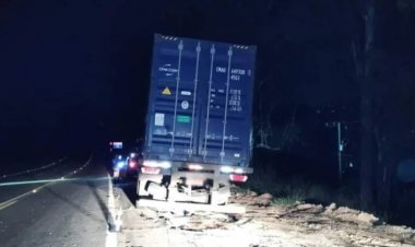 Fiat Pálio bate na  traseira de carreta