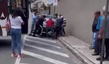 A VOZ DO POVO - Homens arrastam carro  estacionado irregularmente