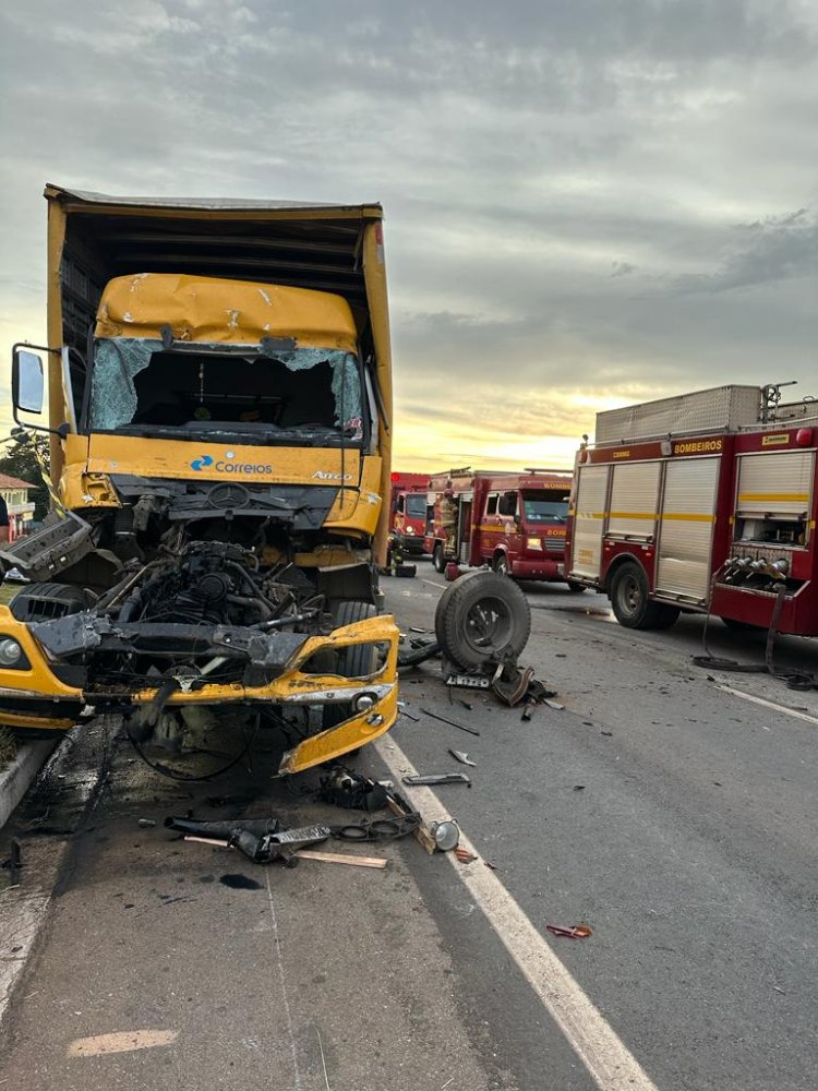 Acidente com carreta e caminhão causa uma morte na MG-050 em Mateus leme