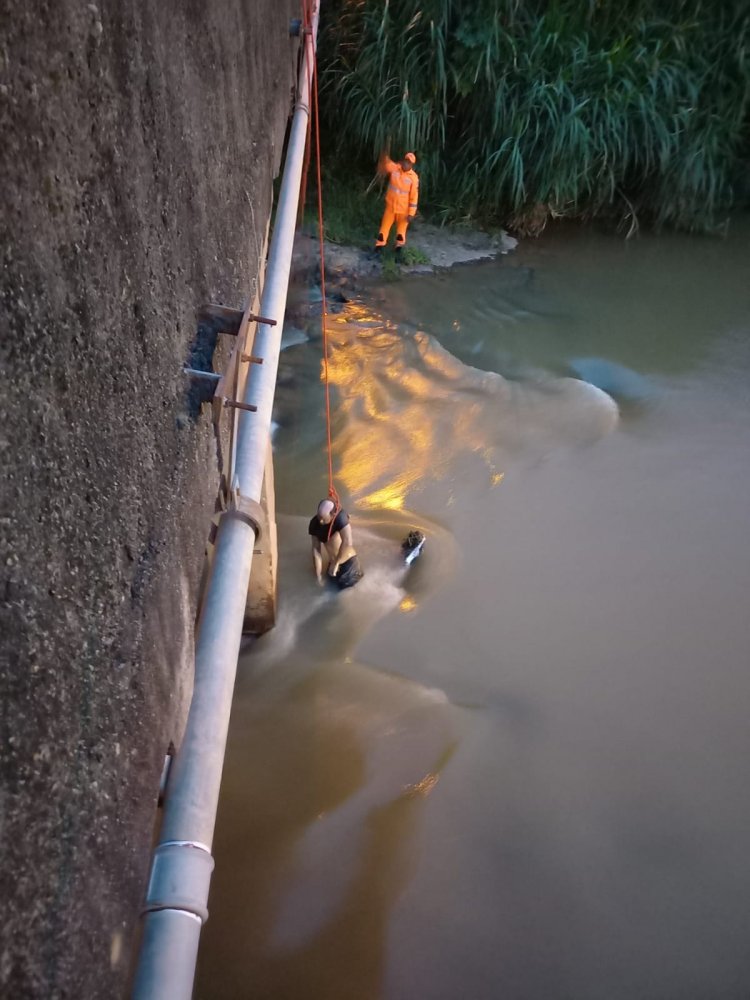 Bombeiros retiram cadáver do Rio São João na tarde da segunda-feira, 13