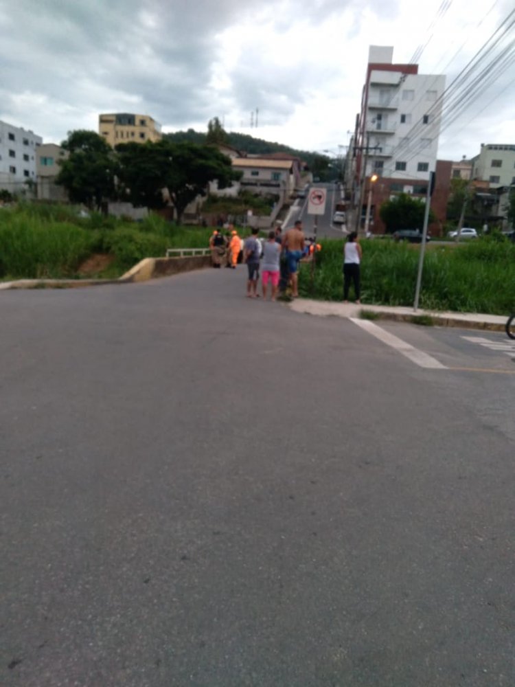 Bombeiros retiram cadáver do Rio São João na tarde da segunda-feira, 13
