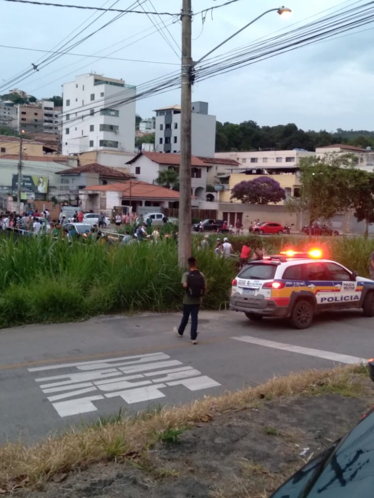 Bombeiros retiram cadáver do Rio São João na tarde da segunda-feira, 13
