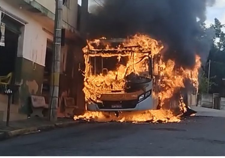 Ônibus é incendiado nesta manhã no Morada Nova