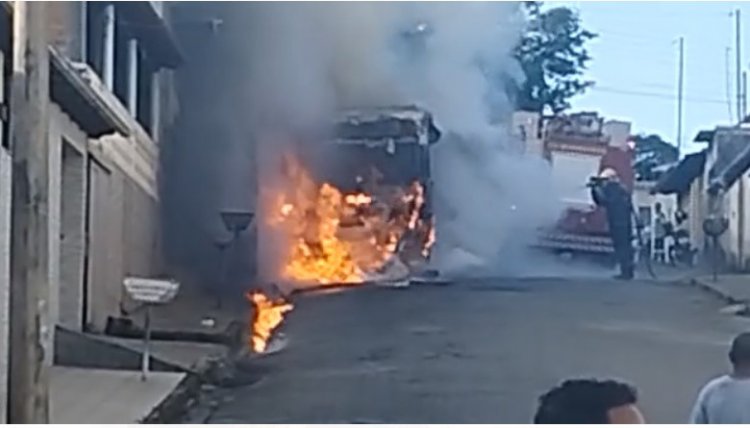 Ônibus é incendiado nesta manhã no Morada Nova