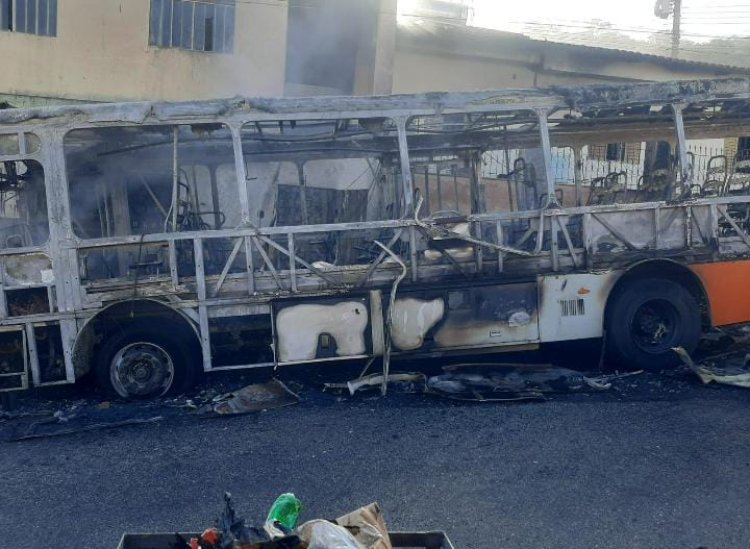 Ônibus é incendiado nesta manhã no Morada Nova