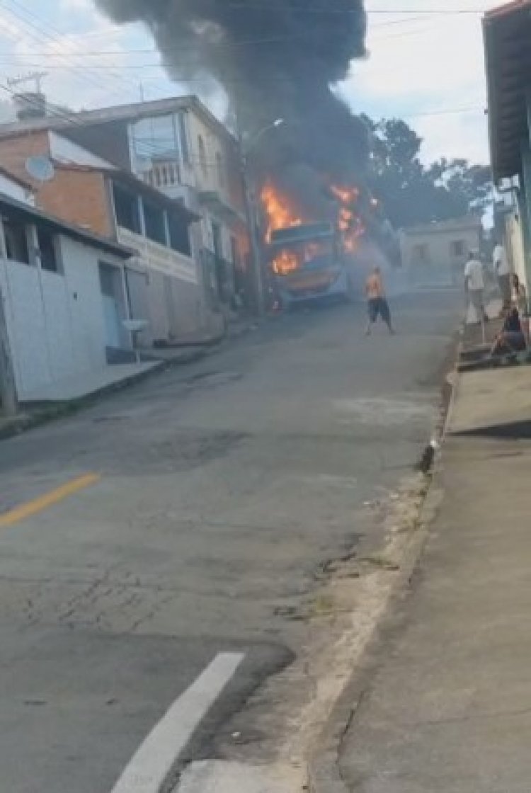 Ônibus é incendiado nesta manhã no Morada Nova