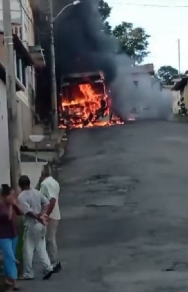Ônibus é incendiado nesta manhã no Morada Nova