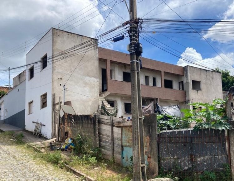 Mais uma construção abandonada