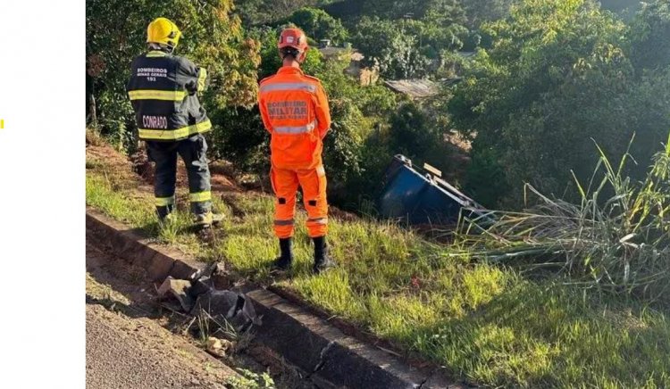 Micro-ônibus de Itaúna cai em barranco em Francelinos, distrito de Juatuba