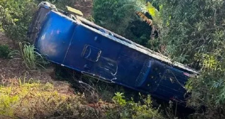 Micro-ônibus de Itaúna cai em barranco em Francelinos, distrito de Juatuba