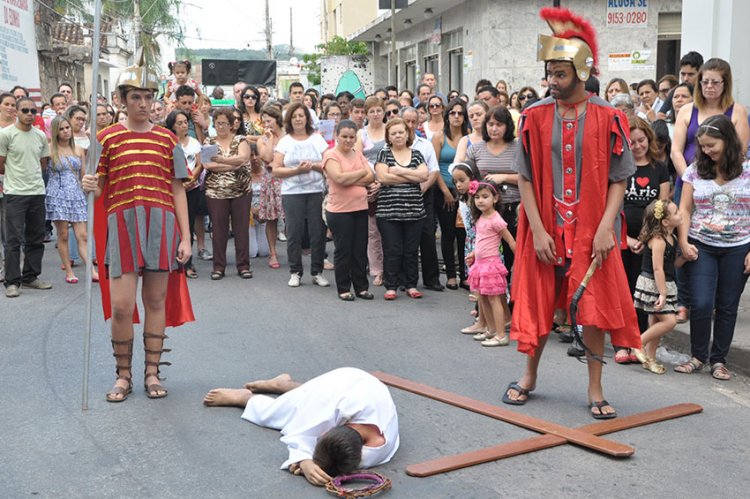 Fiéis se preparam para  o início da Semana Santa