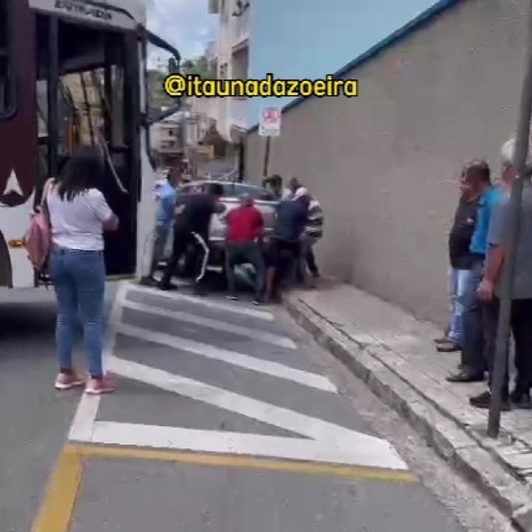 A VOZ DO POVO - Homens arrastam carro  estacionado irregularmente