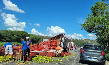 Acidente com caminhão de laranjas interdita BR 262 no sábado