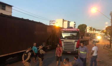 Mais um acidente na linha férrea: carreta bate em locomotiva próximo ao Hospital