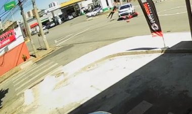 Moto e carro batem na rotatória da Silva Jardim