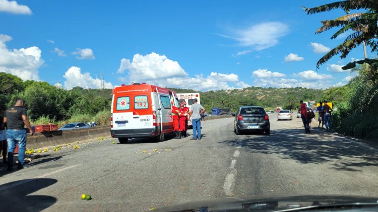 Acidente com caminhão de laranjas interdita BR 262 no sábado