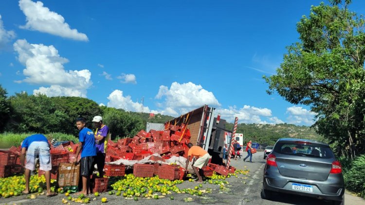 Acidente com caminhão de laranjas interdita BR 262 no sábado