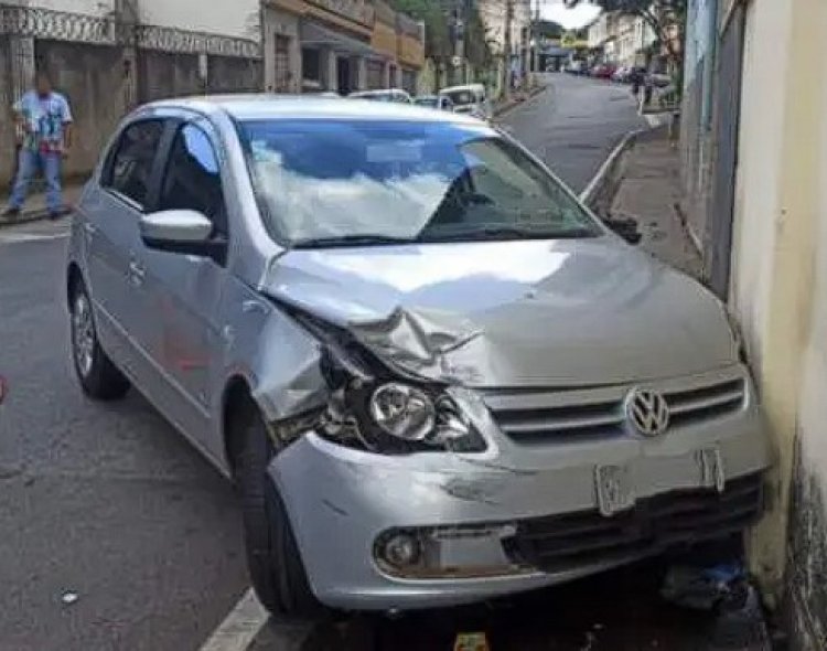 Carro bate no muro, em  viatura e atropela pedestres