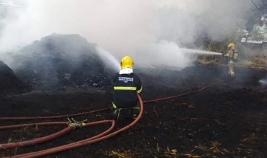 Peças de plástico são incendiadas em lote vago