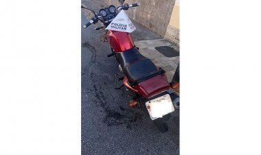 Cai de moto furtada e a deixa abandonada