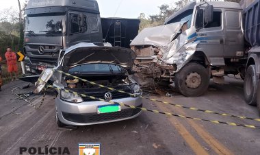 Acidente com duas carretas e um Fox interdita trânsito por 5 horas na MG-050 na sexta-feira, 19