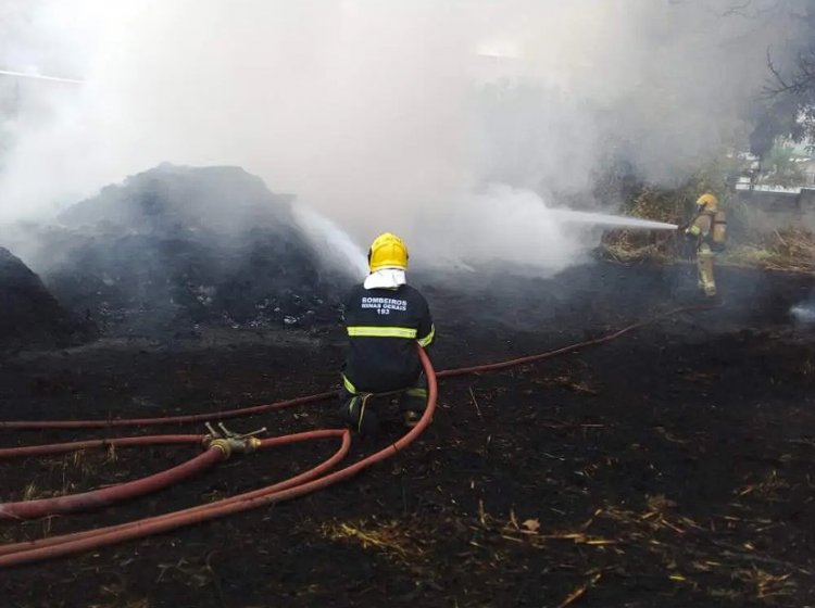 Peças de plástico são incendiadas em lote vago