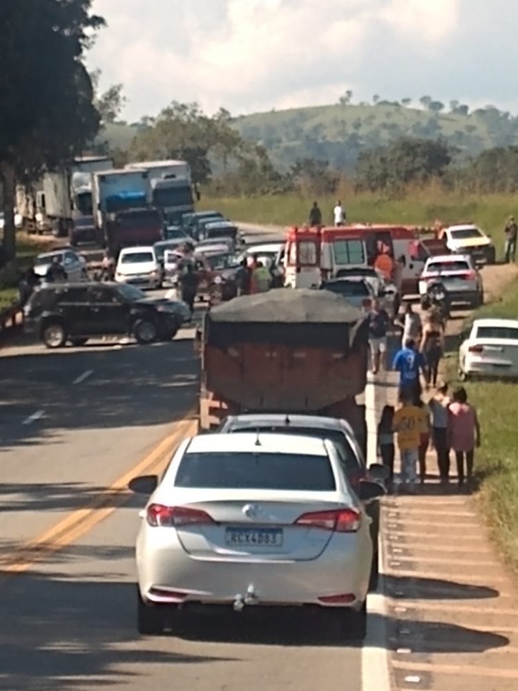 Acidente deixa 10 feridos na rodovia. Uma criança teve ferimentos graves