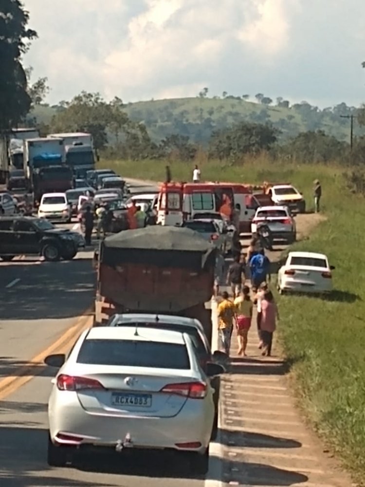 Acidente deixa 10 feridos na rodovia. Uma criança teve ferimentos graves