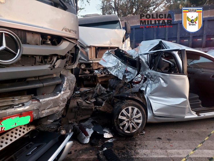 Acidente com duas carretas e um Fox interdita trânsito por 5 horas na MG-050 na sexta-feira, 19